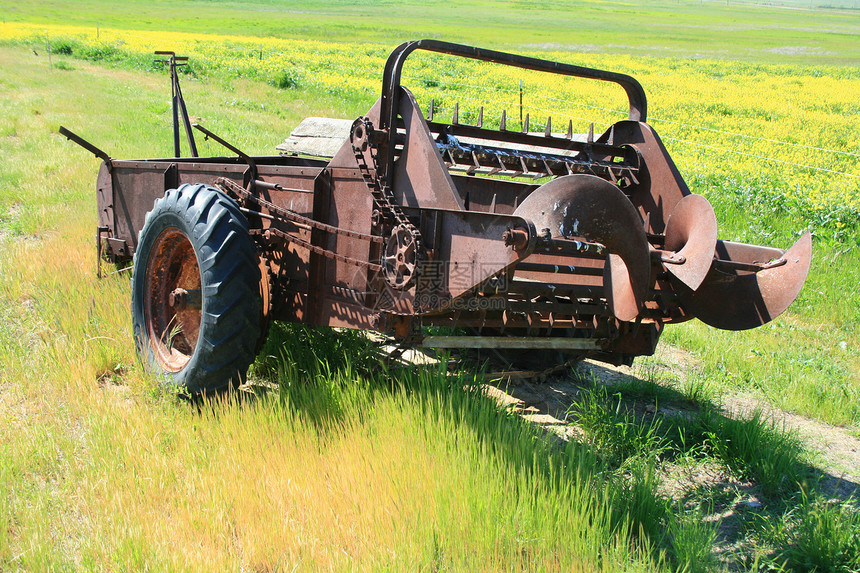 旧农场收割者农田收割机绿色机械天空轮子蓝色乡村植物农民图片