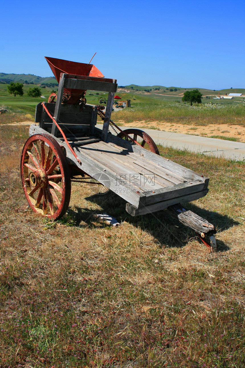 旧农场墨盒绿色大车天空轮子场地乡村车辆植物车皮运输图片