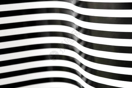 黑色和白条纹戏剧性白色反光背景图片