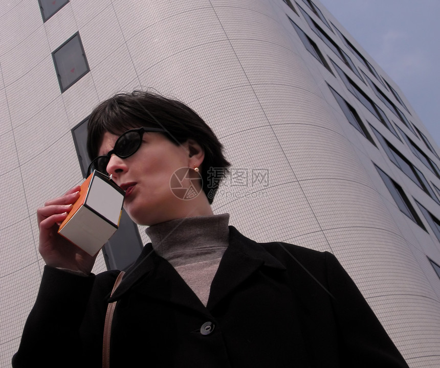 女人喝果汁宠物商务女性化公司旅行稻草黑发女性学生人士图片