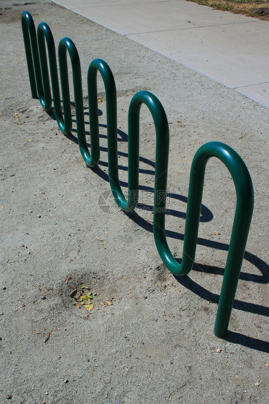 自行车车架平行线架子人行道校园大学草地金属阴影阳光公园图片