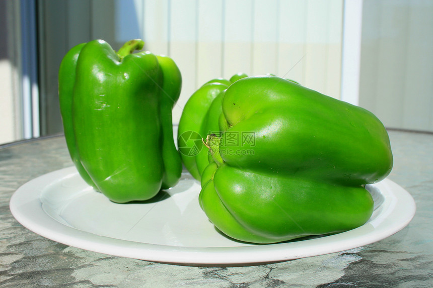 绿铃辣椒收成食物胡椒白色沙拉拼盘盘子红色制品蔬菜图片