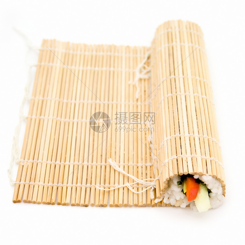 竹地毯里的寿司图片
