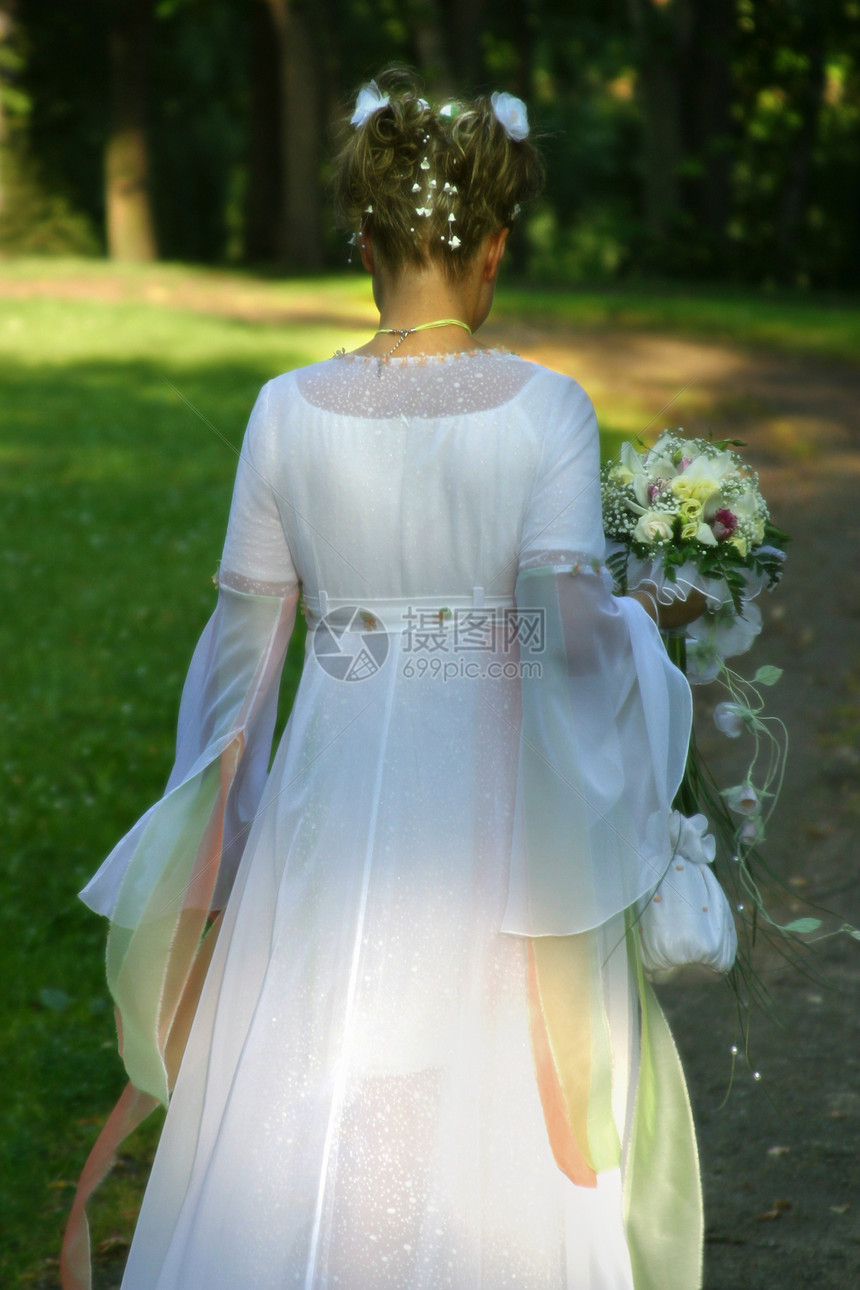 公园里的新娘蕾丝女孩面纱树叶婚礼白色花束黄色裙子图片