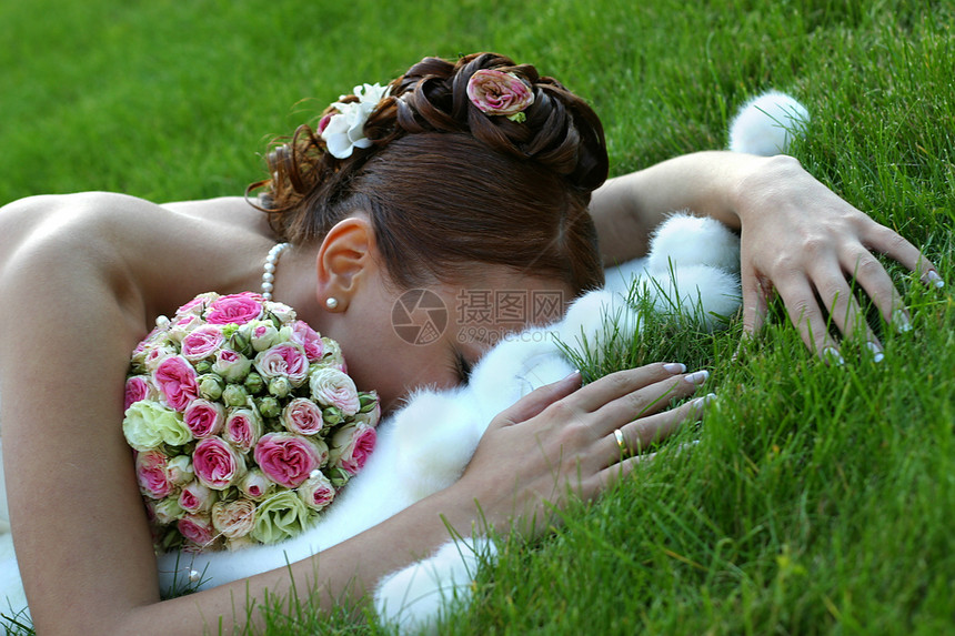 美丽的新娘女孩眼睛花束粉色女士婚礼微笑生活选手草地图片