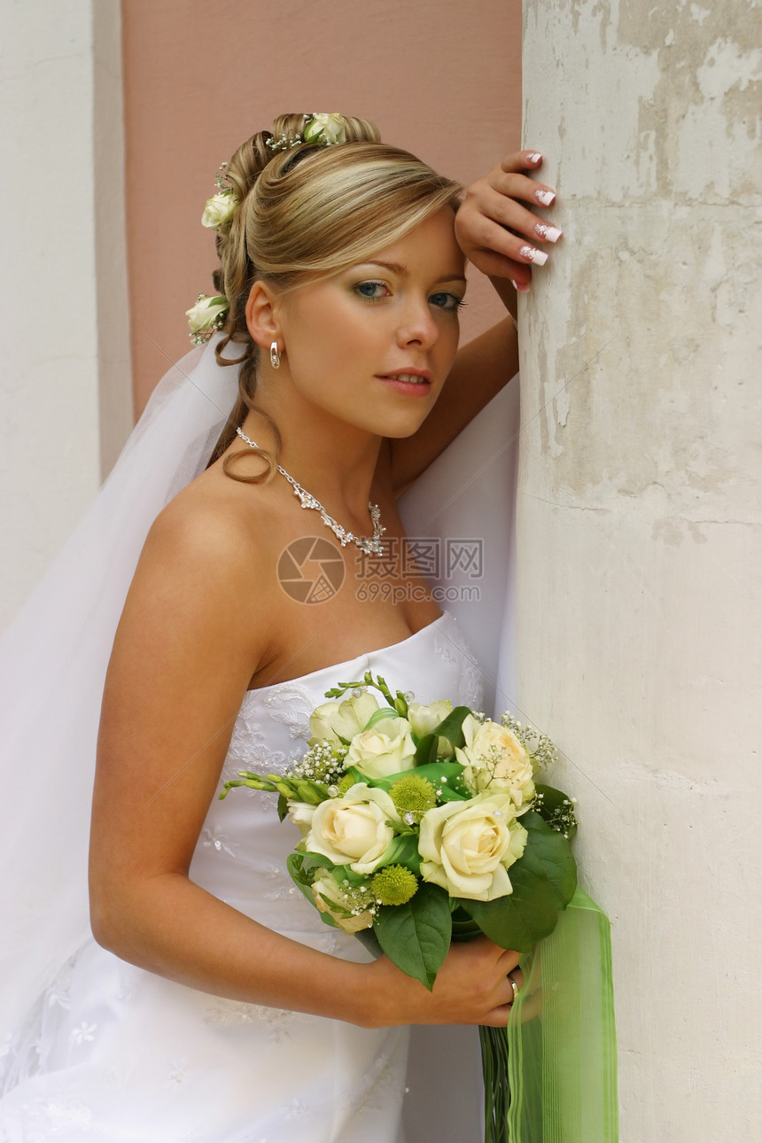 美丽的新娘未婚夫女士微笑选手花束项链生活面纱婚礼花朵图片
