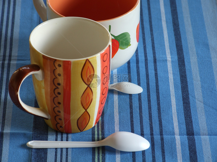 桌上的杯子陶瓷文化白色勺子制品桌子餐厅液体咖啡阴影图片