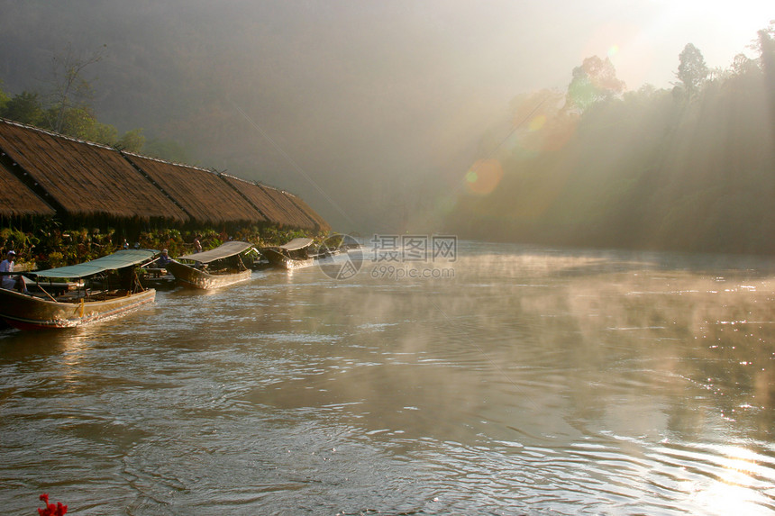 Kwai河上的丛林木筏图片