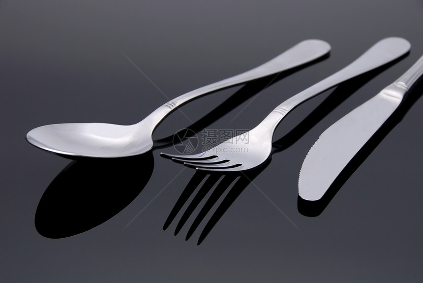 现代银勺 刀 叉子 镜子背景用餐菜单宏观环境早餐盘子厨房餐厅金属工具图片