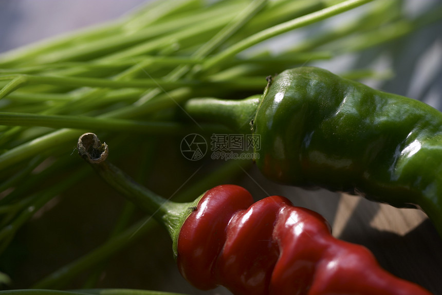 红辣椒和绿辣椒市场蔬菜味道食物烹饪红色农业食品饮食绿色图片