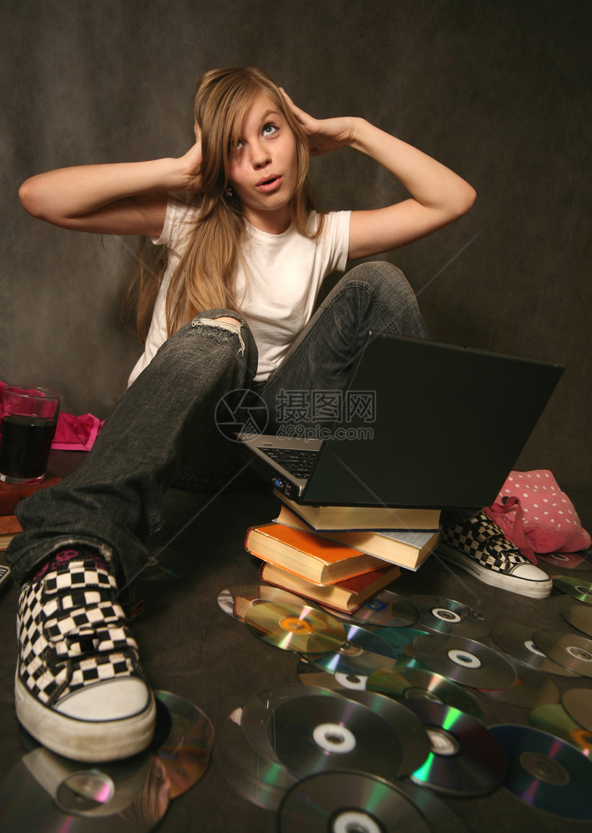 带电脑的女孩光盘专注技术会议女性膝盖商业互联网衣服笔记本图片