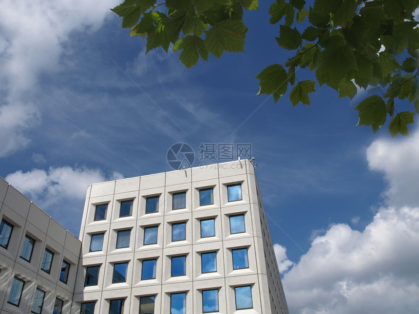 现代办公大楼金融玻璃天空中心营销建筑商业玻璃窗晴天蓝色图片