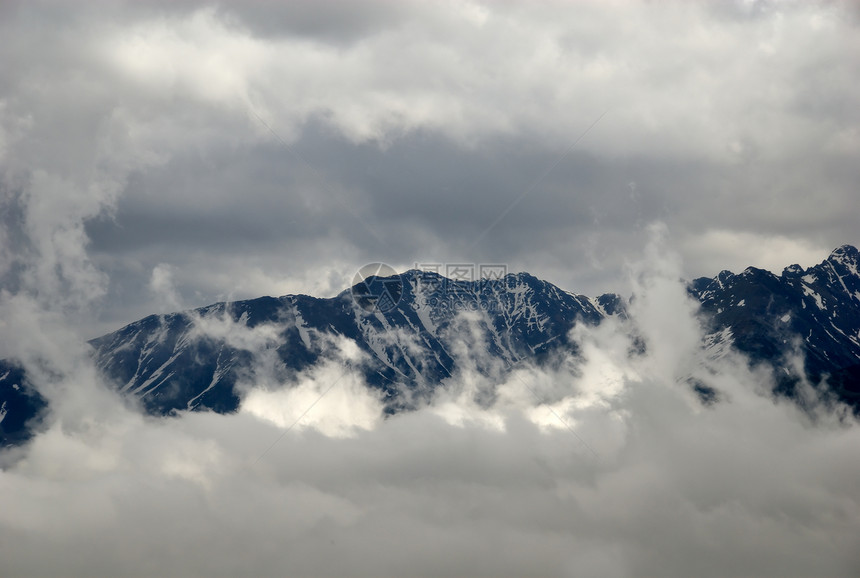波兰的雪覆盖高山山脉环境顶峰高度远足首脑石头蓝色积雪岩石图片