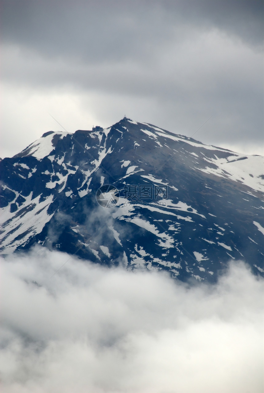 波兰的雪覆盖高山山脉积雪高度石头远足蓝色环境顶峰首脑岩石图片
