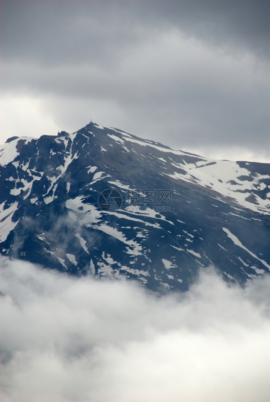 波兰的雪覆盖高山山脉远足首脑石头环境蓝色高度顶峰积雪岩石图片
