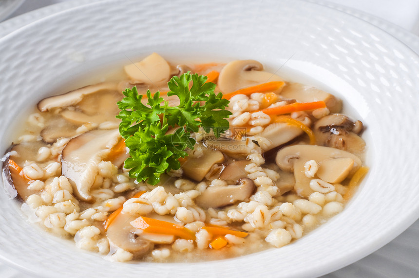 蘑菇汤蔬菜扁豆午餐肉汤营养图片