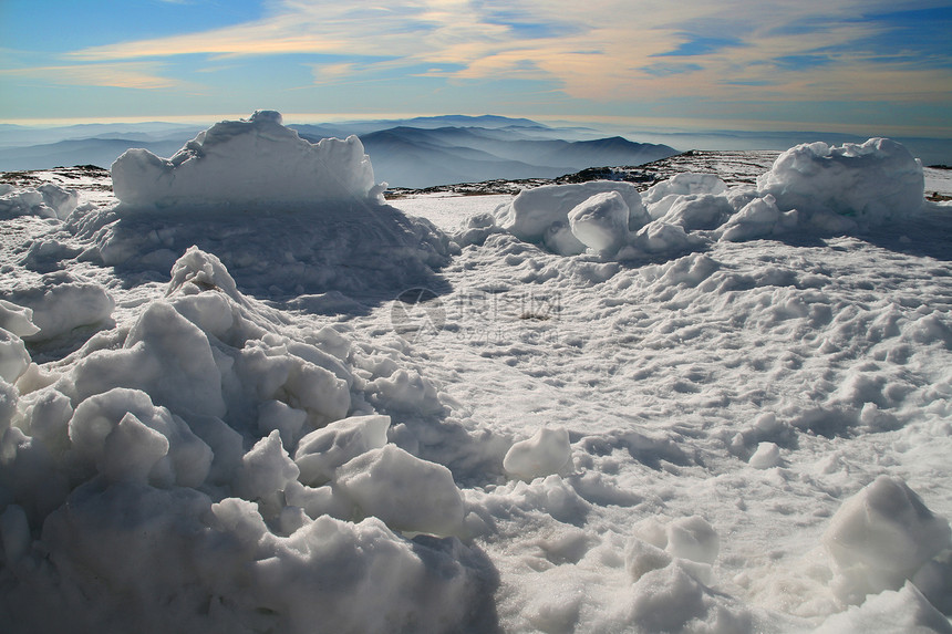 冬季风景远景旅游蓝色冻结岩石顶峰爬坡山脉远足栅栏图片