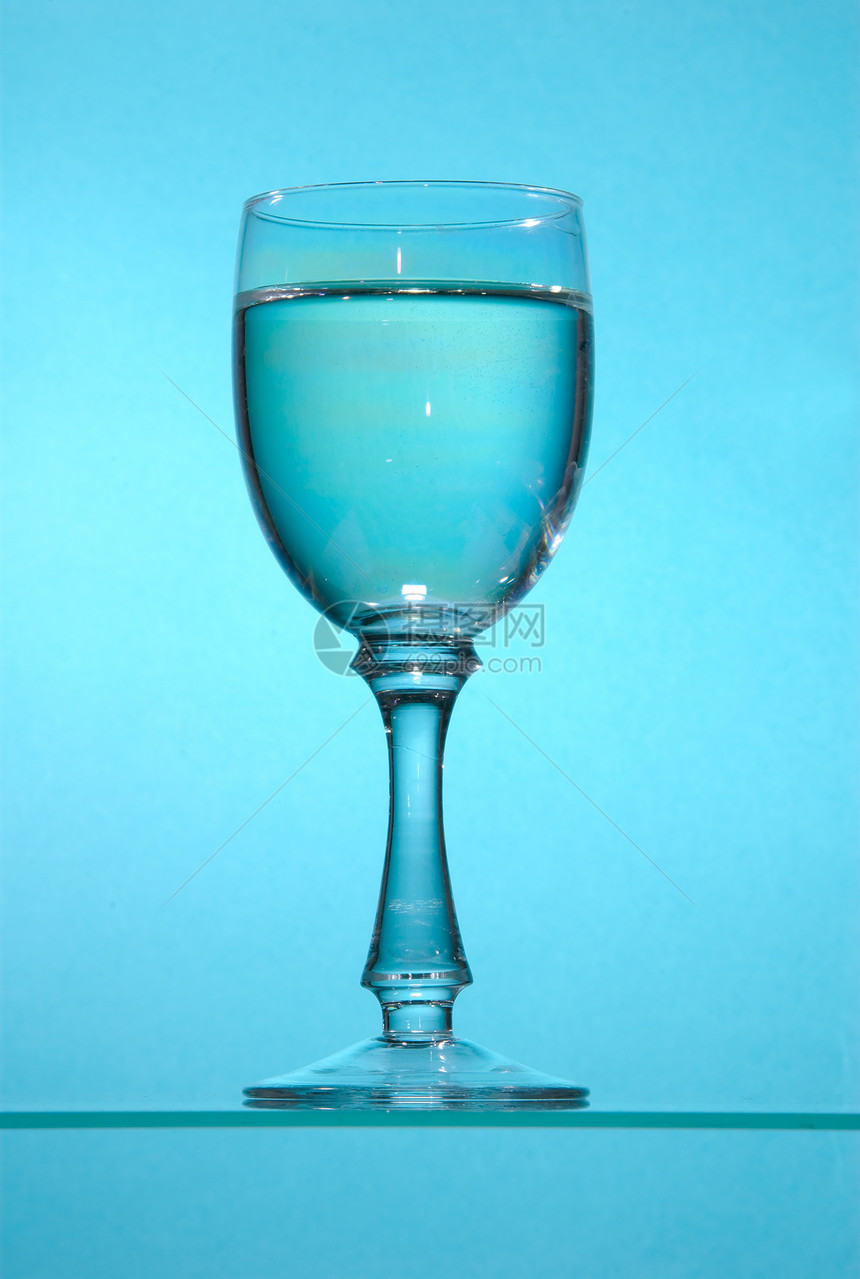 透明玻璃装满水黑与白桌子酒精活力图片