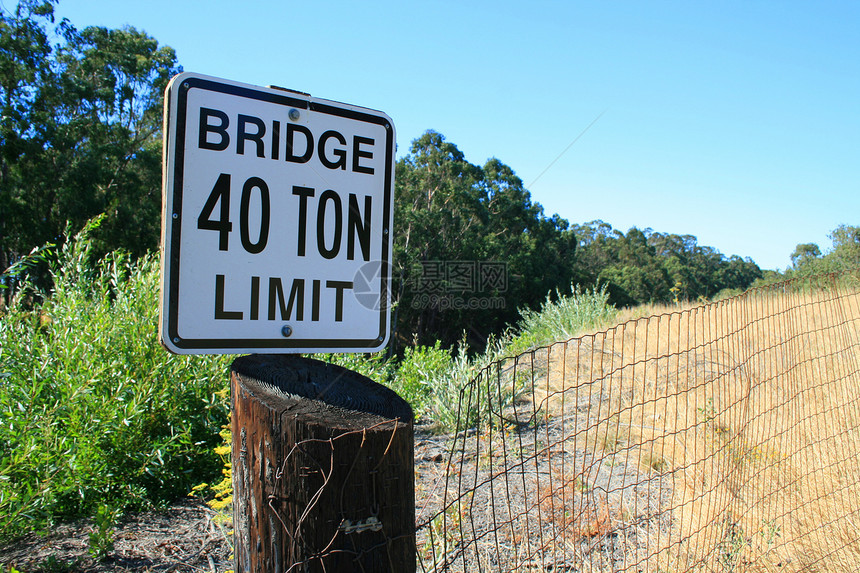 桥桥40吨限制标志路线警告运输栅栏树木旅行蓝色天空木头植物图片