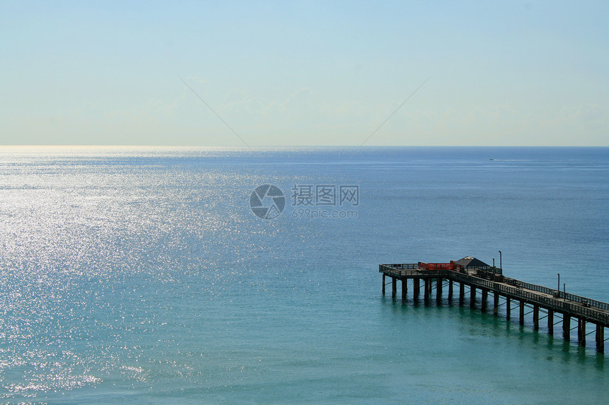 长码头游艇支撑冲浪地平线海岸线木头风景太阳晴天海洋图片