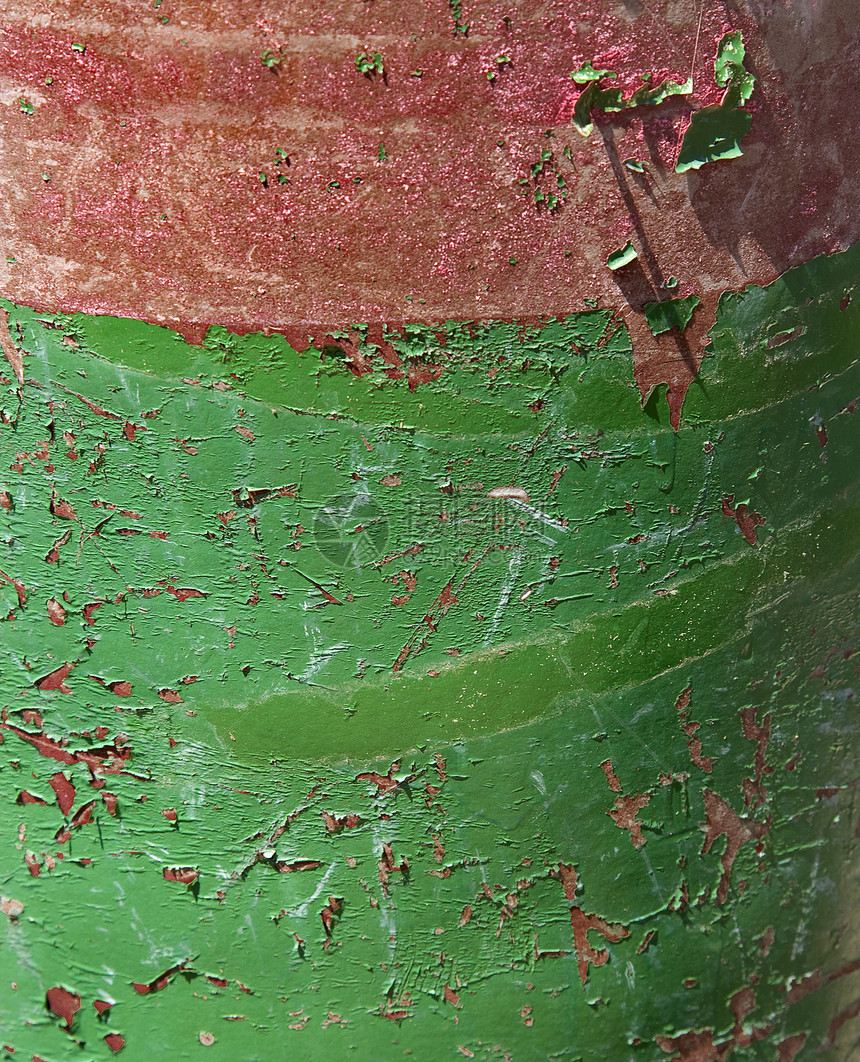 绿色和红色罐头的侧面图片