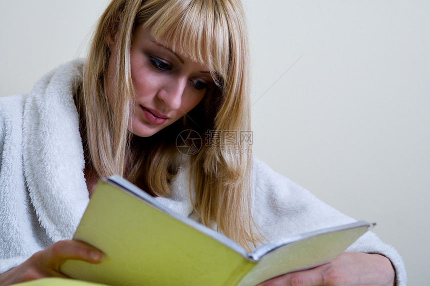 女人看书女士卧室阅读模型客厅金发浴衣女性图片