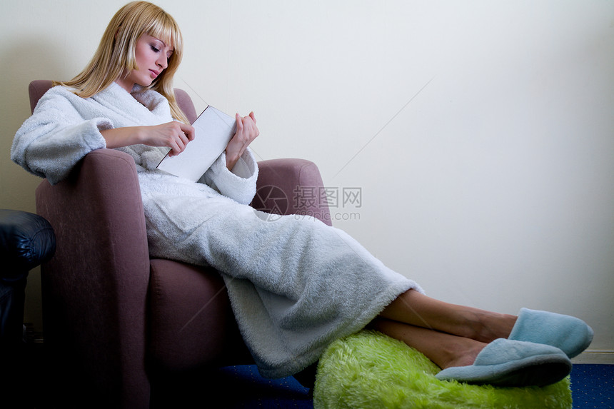 一个女人在她房间里看书图片