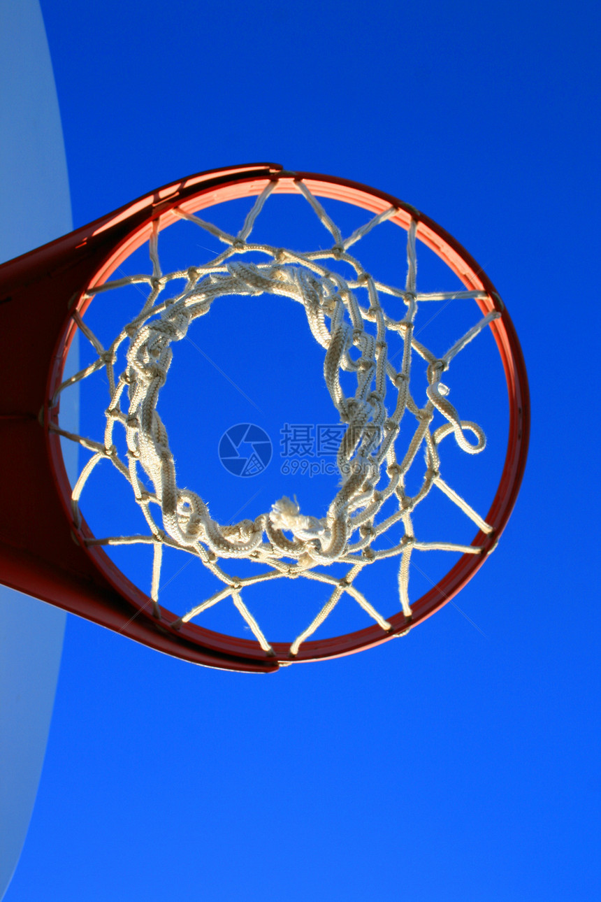 篮球网和后板红色天空竞赛运动蓝色戒指篮板游戏晴天金属图片