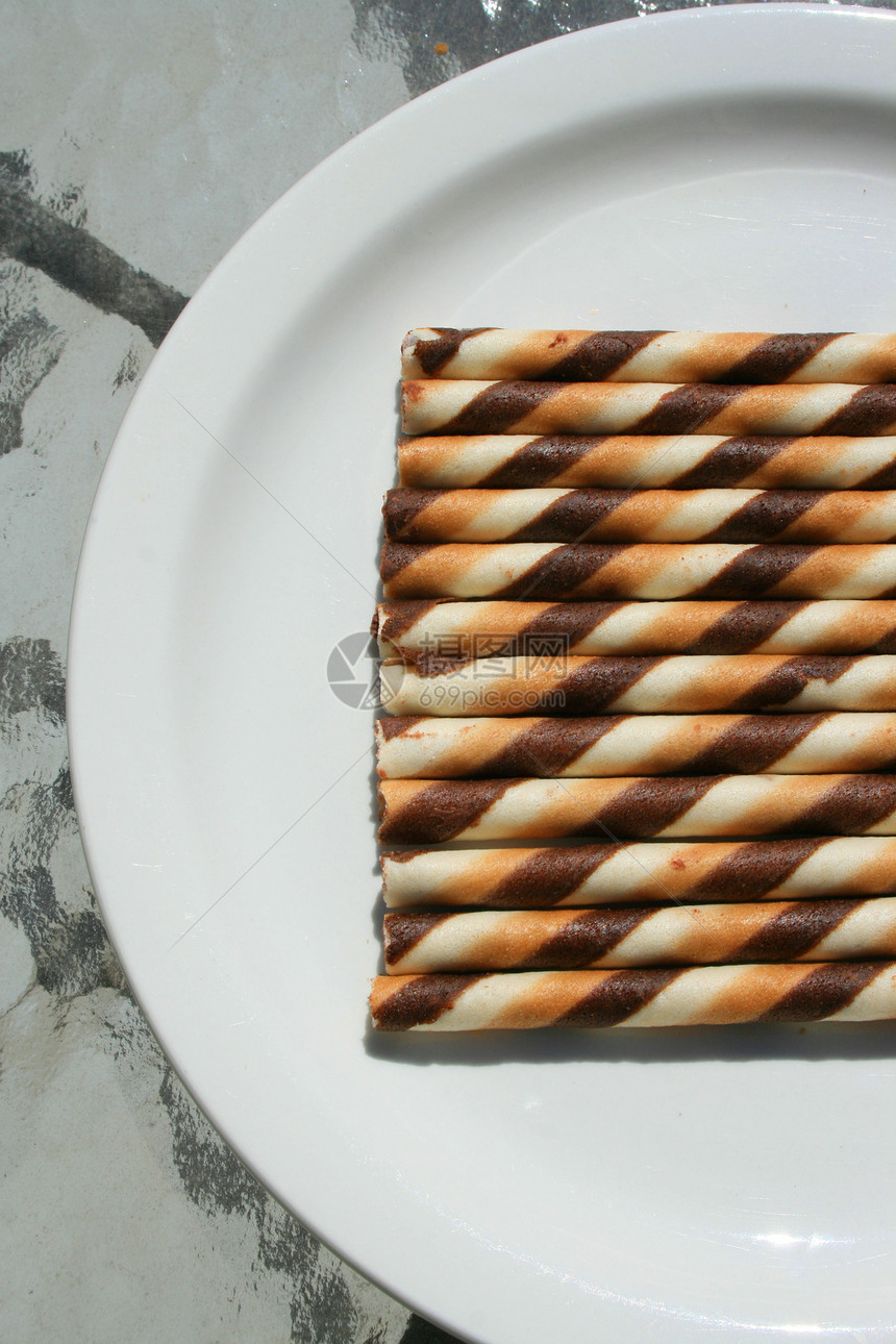 巧克力饼干棒纹理拼盘白色面团糕点面包饼干漩涡蛋糕食物图片