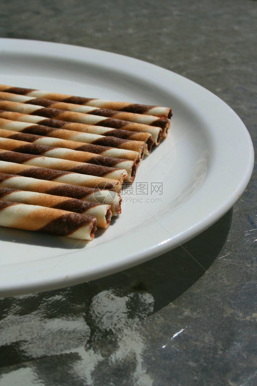 巧克力饼干棒盘子糕点白色拼盘甜点食物饼干面包面团漩涡图片