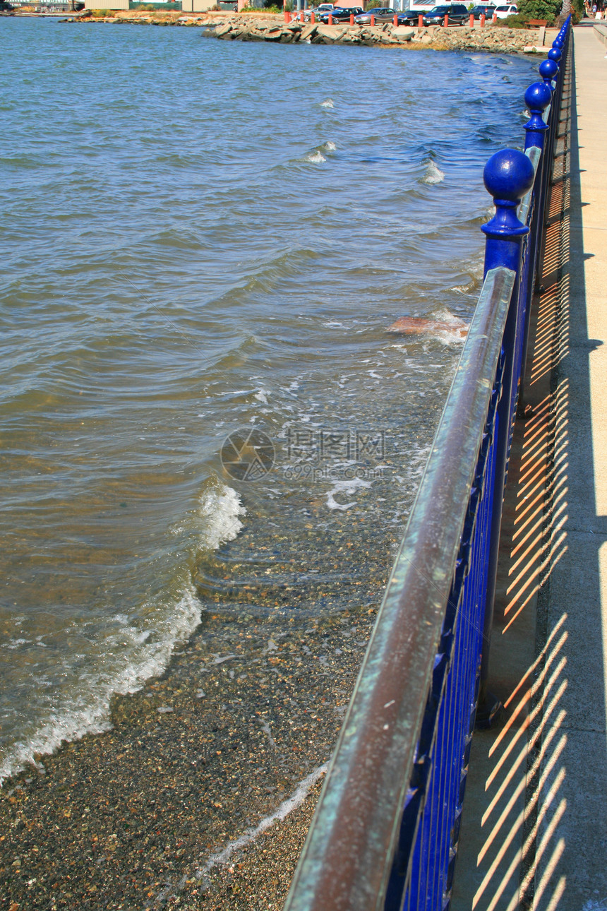 栅栏波浪支撑安全码头阴影金属晴天海滩海洋蓝色图片