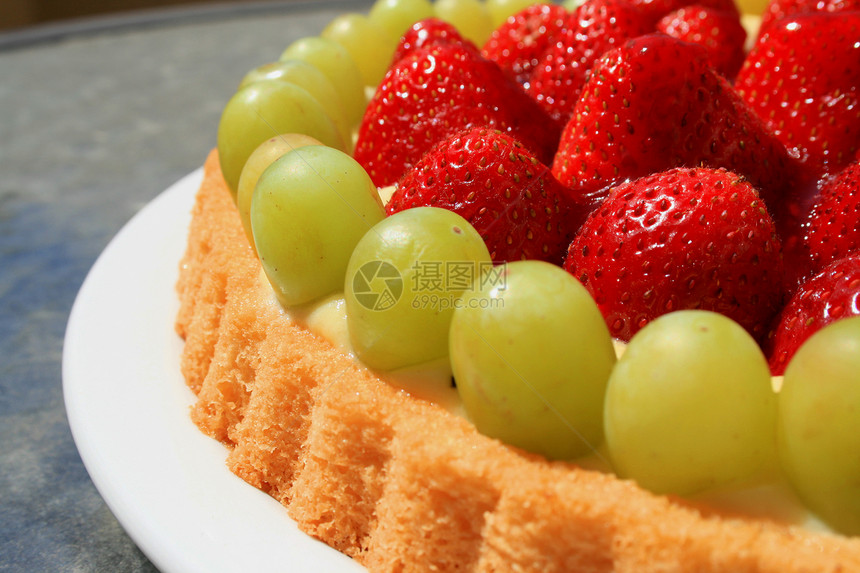 水果蛋糕拼盘甜点白色面团红色浆果盘子面包食物绿色图片
