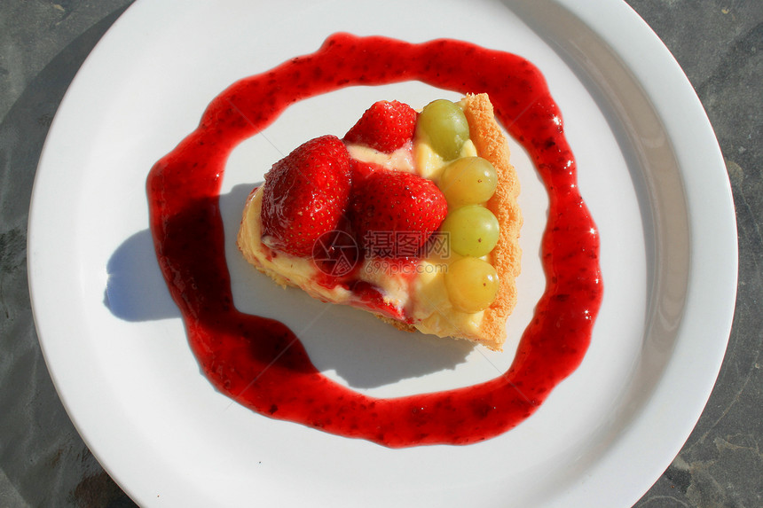 水果蛋糕切片白色盘子甜点纹理拼盘糕点糖浆红色食物面团图片