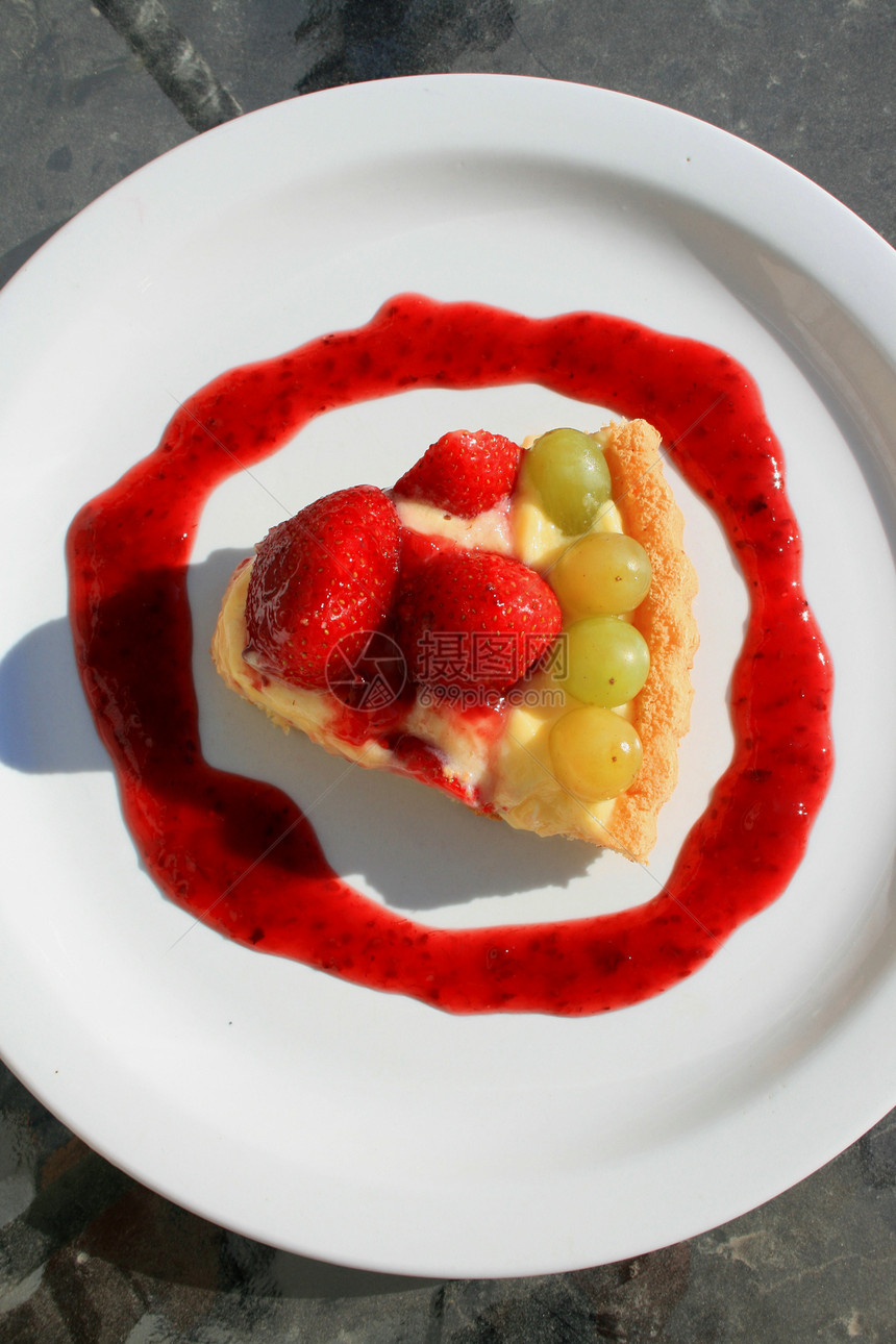 水果蛋糕切片盘子面团绿色面包糕点浆果白色拼盘纹理食物图片
