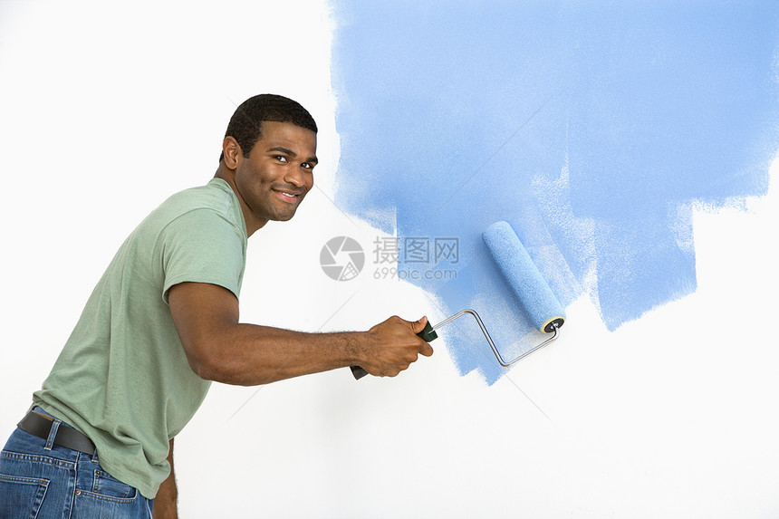 帅哥画墙滚筒家装水平观众微笑男性蓝色绘画照片图片