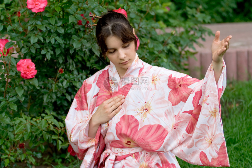 女孩在一朵花的浴田头发公园手臂皮肤花园女士角色扮演浴衣袖子图片