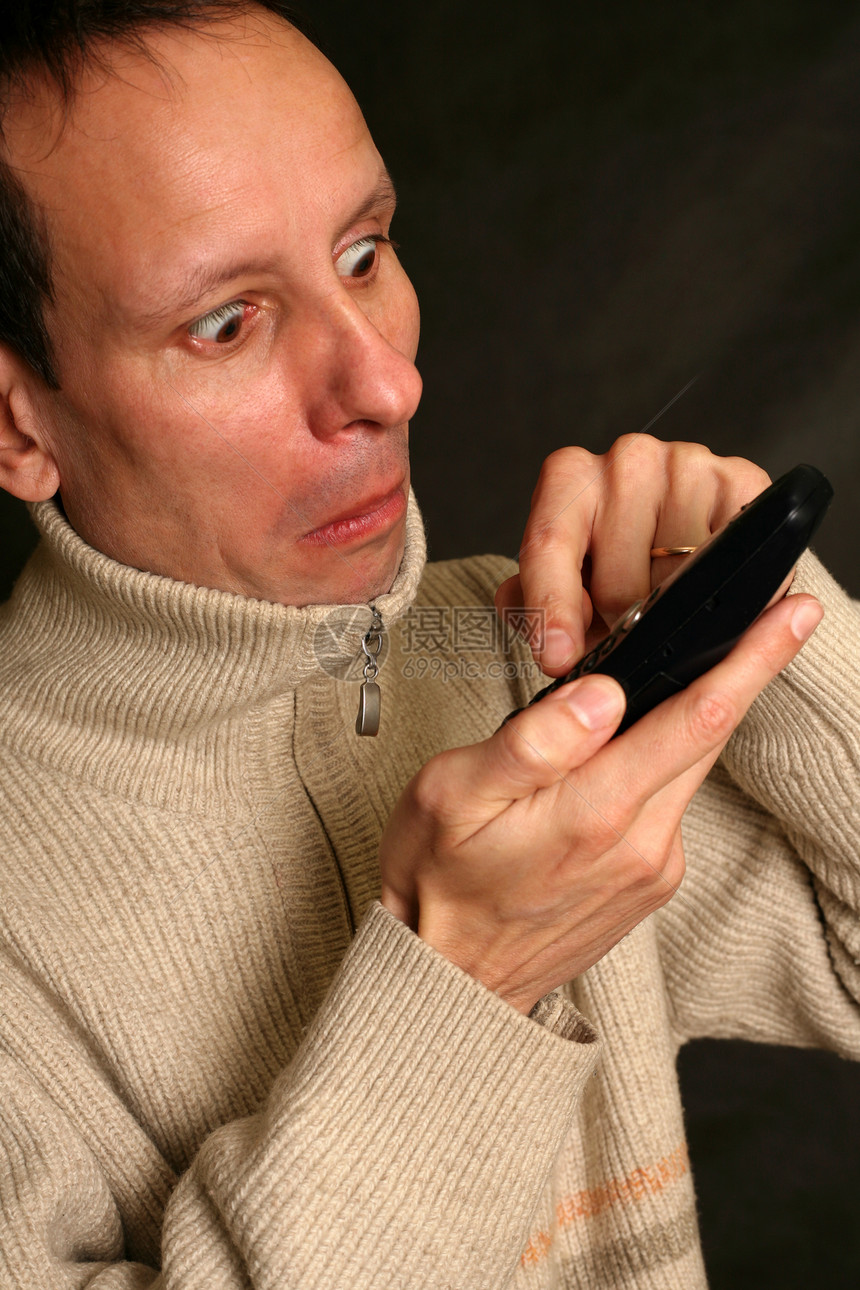 拿着电话的男人呼唤工作公司成人管理人员白色男性衣领商业手机图片