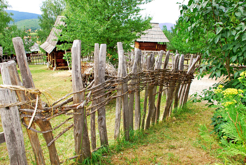 塞尔维亚农村景观旅行森林树木院子旅游博物馆生态草地木头枝条图片