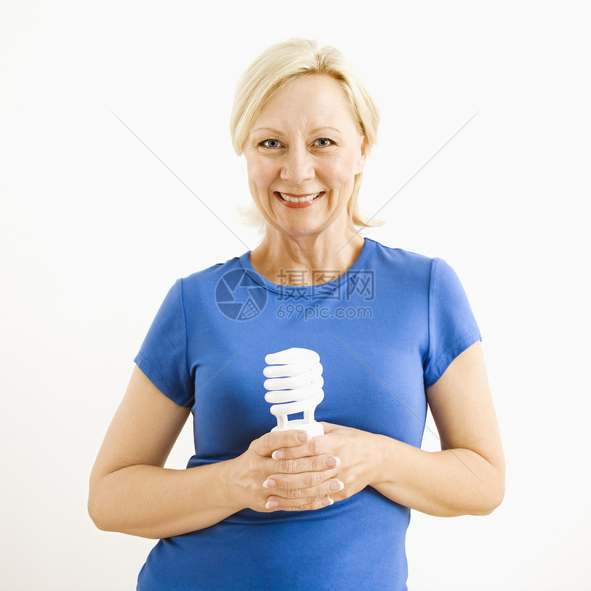 女人拿着灯泡图片