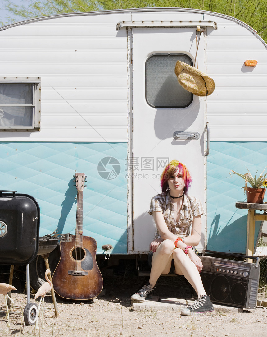 女孩坐在轨迹台阶上冲孔格子珠宝房子吉他繁荣烧烤微笑盒子火烈鸟图片