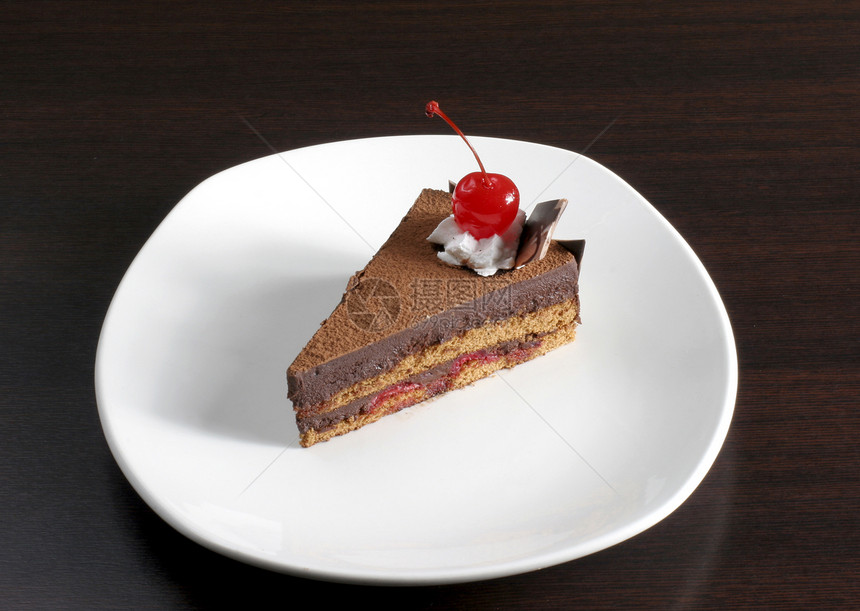 带有樱桃的巧克力蛋糕盘子美食糖果诱惑奶制品红色食物黄色糕点水果图片