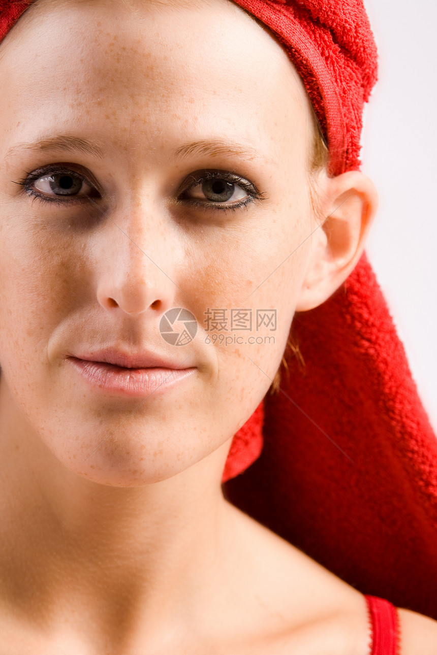 美丽的健康女孩 头上戴红毛巾的红毛巾雀斑眼神棕色眼睛模型女性艺术家红色催眠女士图片