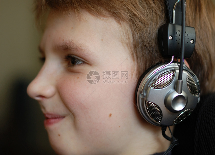 耳机童年快乐青年活动立体声乐趣享受小伙子头发声学图片