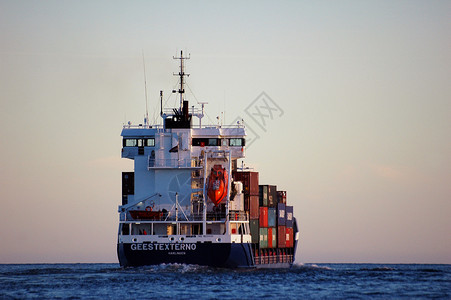 拉尔维克集装箱船舶救助艇后勤海洋贸易运输交通救生艇水路峡湾旗帜背景