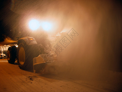 拉尔维克下雪夜间工作季节性天气街道拖拉机夜班风暴背心季节车道运动背景