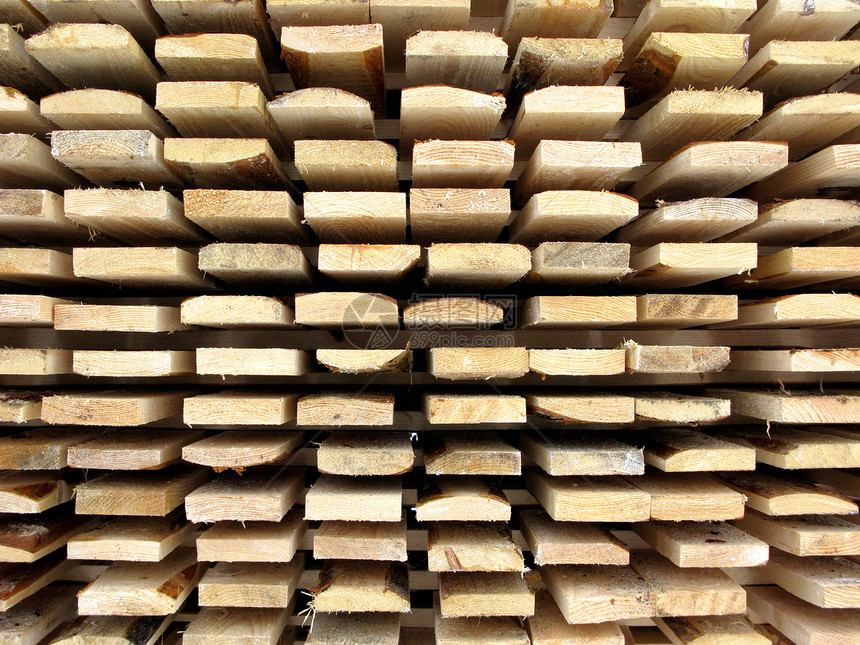 堆叠板平行黄色木材枝条划痕建筑运输木头材料差距图片