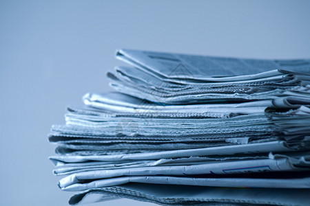报纸堆叠记者新闻打印管理人员回收知识头条经济蓝色社论背景图片