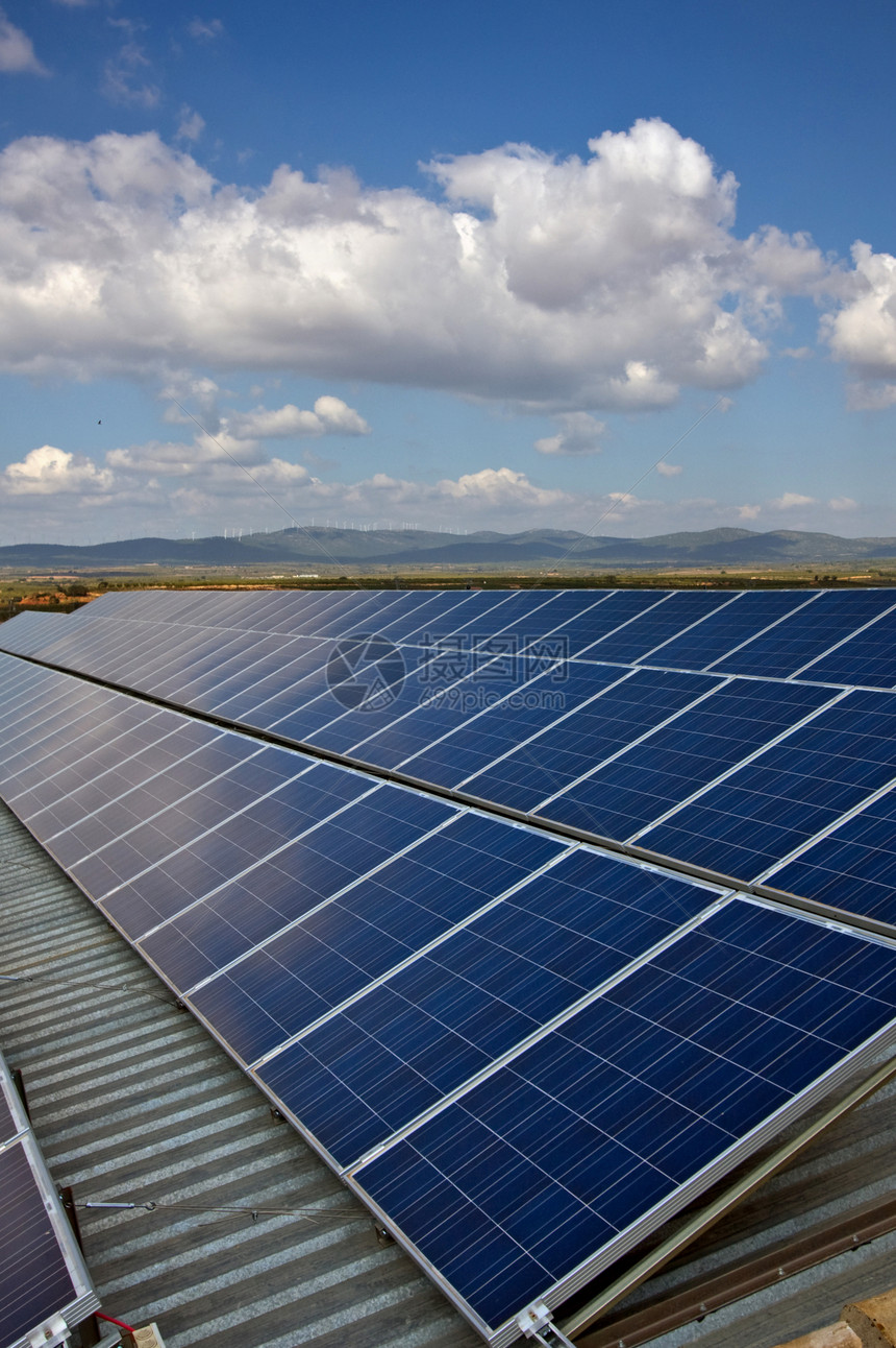 蓝天空下的太阳能板面板创新蓝色力量科学控制板回收太阳能加热细胞发电机图片