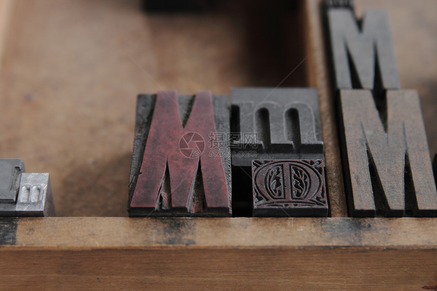 类型情况下木材和金属中的印刷品M棕色印刷衬线爱好小写首都木头衬线体古董字体图片