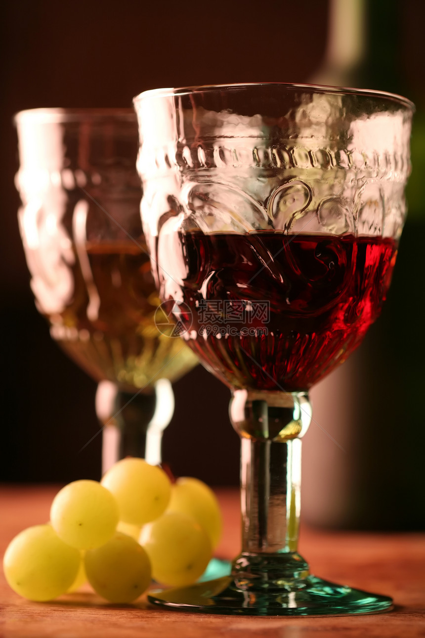 两杯Goblets和葡萄液体浆果静物绿色玻璃酒精黄色瓶子绘画图片